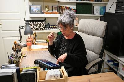 Gir stemme til lokal bokserie