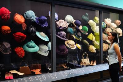 Stiller ut dronning Elizabeths klær