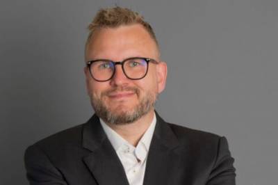 (+) Lennart Lorås har kjent på en faglig uro i familieterapifeltet. Nå har han skrevet bok