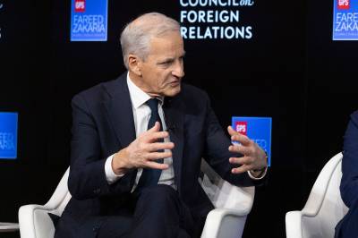 I flykaos fikk Støre haik med Canada til USA. Der sa han at Trump må legge mer press på Putin.