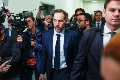 Fire av dem som sloss med mobben 6. januar, satt rett bak ham.