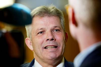 Bjørnar Skjæran (Ap) lovet prisfrys på drivstoff i distriktene. Nå vil han ikke svare.