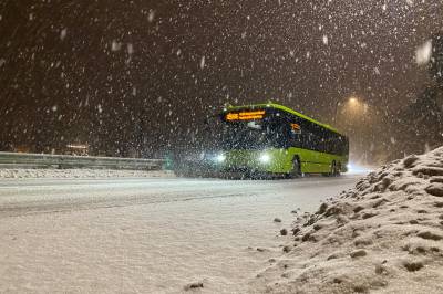 Går ut med gult varsel: – Vanskelige kjøreforhold