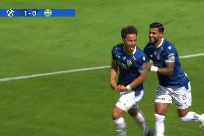 Hussein Carneil setter 1-0 mot Västerås