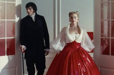 Stolthet og underkastelse i flotte kjoler: Emerald Fennells Wuthering heights