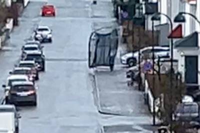 Flyr av gårde: – Bilen, ai ai!