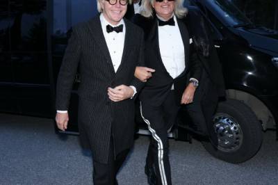 Bryllups-gjestene strømmer til