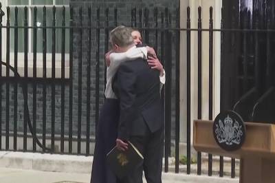 Storbritannias statsminister går av. Velger familien