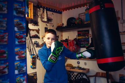 Mellom lekser og lynhurtige slag: Møt boksingens nye stjerneskudd