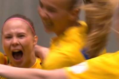 Her scorer hun drømmemål rett fra avspark!