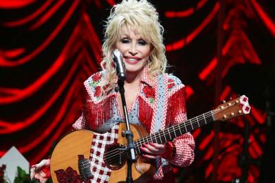Countrystjerna Dolly Parton (80) er død