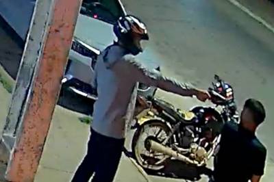 Setter pistolen mot hodet – så skjer dette
