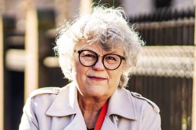Anne Holt gir seg på Facebook