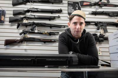 Våpenforhandler: – Mange kjøper av frykt