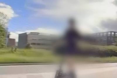 Filmer sparkesykkel i over 60 km/t