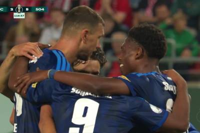 Edin Dzeko med mål mot Hallescher FC