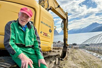 width=device-width, initial-scale=1, viewport-fit=cover