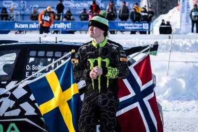Oliver Solberg åpner for å kjøre med det norske flagget