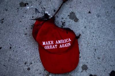 – Hei, Trump. Vi er lei av dritten din