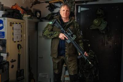Finske soldater trener på å skyte ned droner