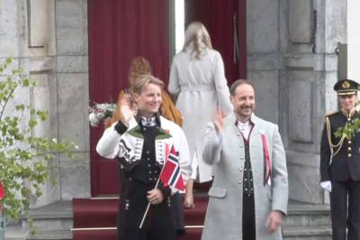 Kronprinsessen gikk inn igjen før de andre