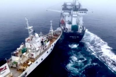 Her krasjer aktivister inn i norsk skip