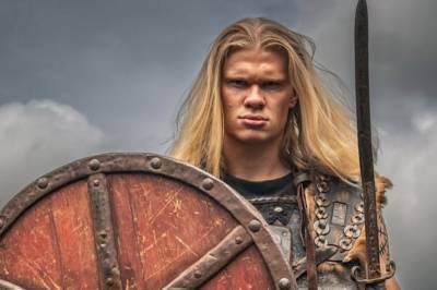 Raser mot viking-kritikk