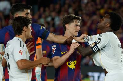 Barcelona sikret seriegull etter å ha gitt Real Madrid fotballeksjon i El Clásico