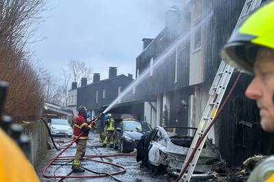 Brann i rekkehus på Voss – flere er sendt til sykehus