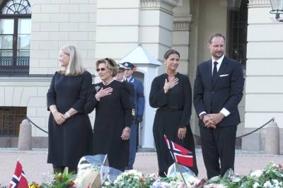 Her kommer kongefamilien ut på Slottsplassen