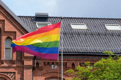 30 prideflagg stjålet på to uker: – Trist at Rakkestad blir forbundet med dette