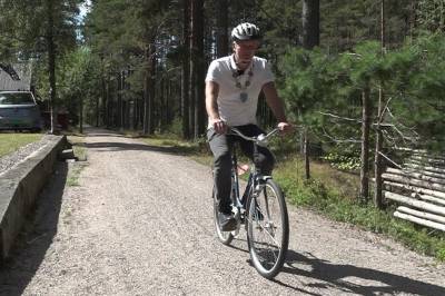 Ny sykkelvei på 3,5 mil – tester sykkelveien med ordførerkjedet rundt halsen