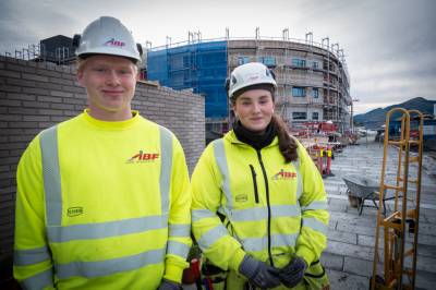 Andreas og Aleksandra tar lærlingtida lokalt: – Ein variert kvardag
