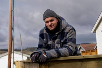 Sprutet flammer fra bakken: – Jeg sprang inn og så meg i speilet