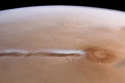 Forskere har oppdaget en kjempelang sky på Mars som kommer igjen og igjen. Hva skjer?