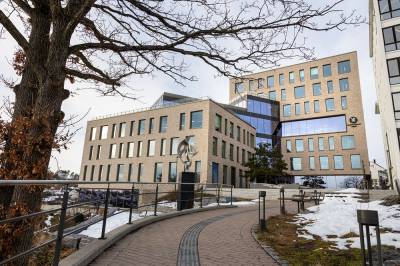 Kritiserer jord­mor etter hjemme­fødsel