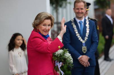 Her er dronning Sonja på storfint besøk