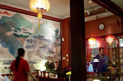 Kinarestauranten holdt til i lokalene i over 20 år. Nå skal en av torghandlerne overta.