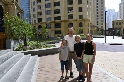 Lokale myndigheter dekker forlenget hotellopphold for alle turister