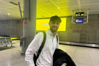 Wolff Eikrem på flyplassen – på vei til ny klubb