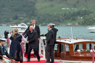 Kongen alene på fylkestur: – Oppriktig bekymring for dronningen