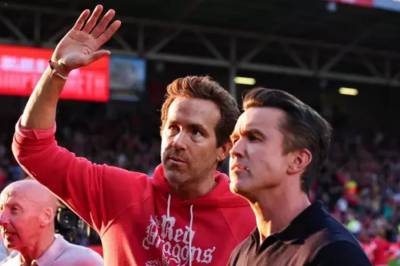Ryan Reynolds og Rob McElhenney finansierer firedobbelt Wrexham-kupp