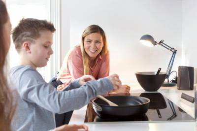 Slik oppdrar Maria sønnen (6) til å bli en god ektemann