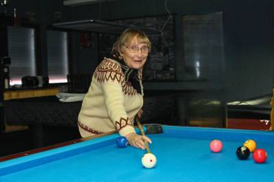 Annelise (85) spiller biljard med venner hver onsdag: – Her tar vi vare på hverandre