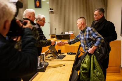 Her forklarar han om dei tolv millionane han tapte