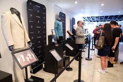 John Travoltas ikoniske disco-dress kan selges for 3,8 millioner kroner.