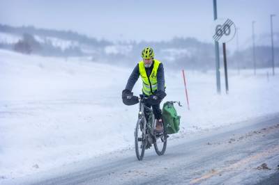 Solgte bilen og sykler 15.000 kilometer i året: – Har aldri angret