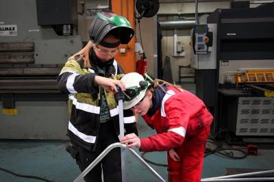 Klar beskjed fra verksted-jentene: – For all del, ikke søk studiespesialisering!