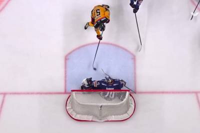 Markus Nurmi med mål mot Växjö Lakers