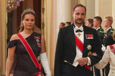 La du merke til kronprinsessens klesdetalj?
